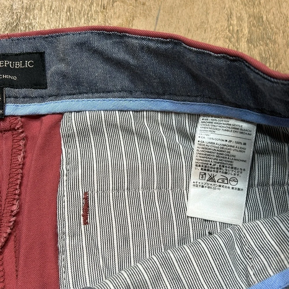 Banana Republic Emerson Chino.  Size 32x34, NWOT, perfect condition.